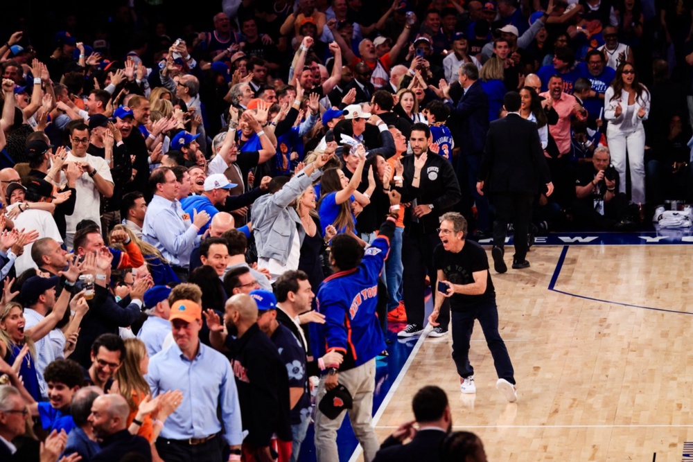 Image from: 【NBA总决赛】终场前1.2秒补球进篮 尼克斯大逆袭马刺听牌