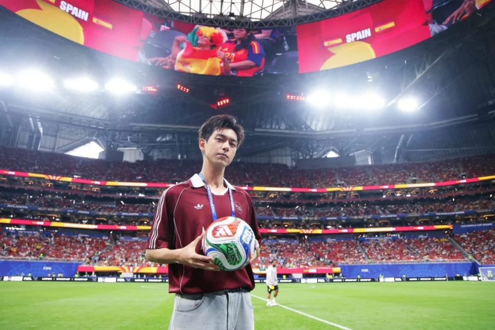 Image from: 【2026世界杯】中国男星李现开球  粉丝熬夜守了个寂寞
