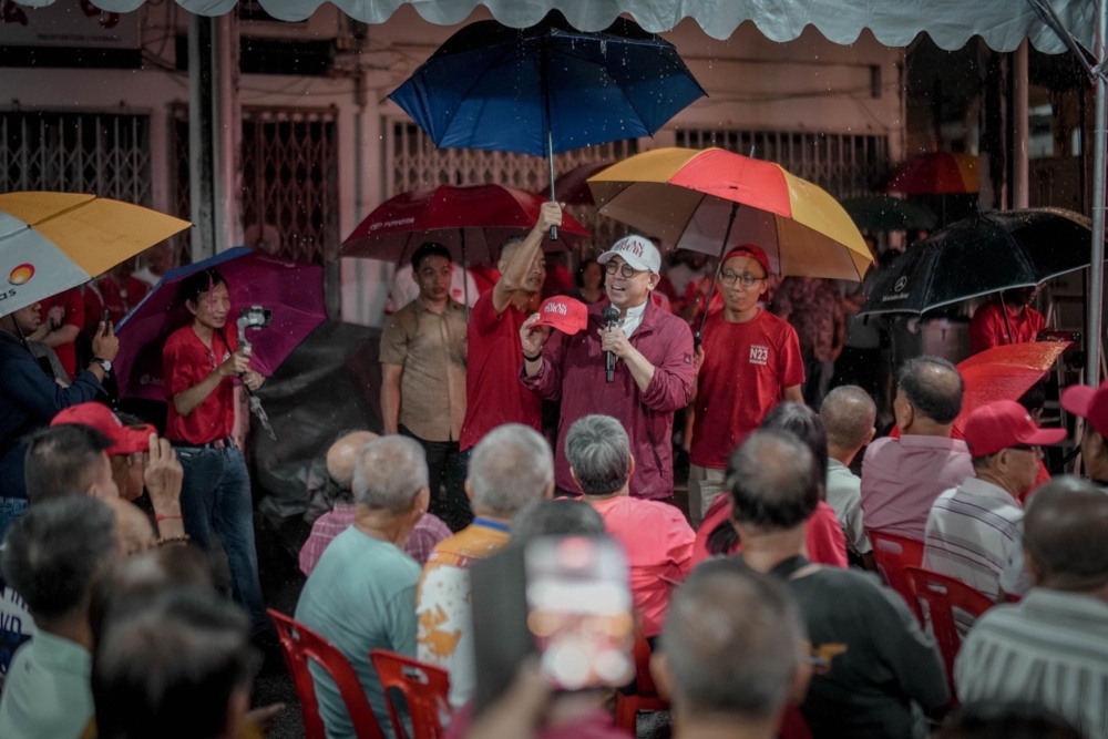 Image from: 【柔佛州选】大雨不减人潮  林冠英沈志强挺傅睿琳