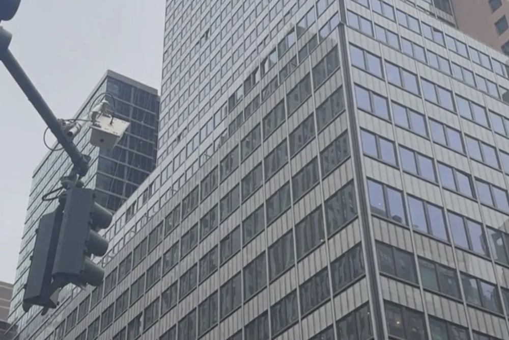 Image from: 纽约大楼梁柱弯曲变形 紧急封街疏散居民