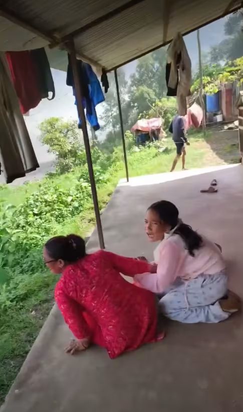 Image from: 【尼泊尔泥石流】六旬翁逃生  目睹妻子被卷走