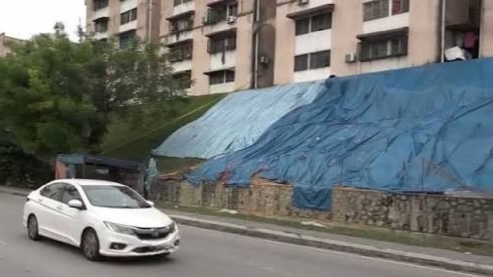 Image from: 疑地下水管破裂 蕉赖首都镇公寓旁土崩82居民撤离
