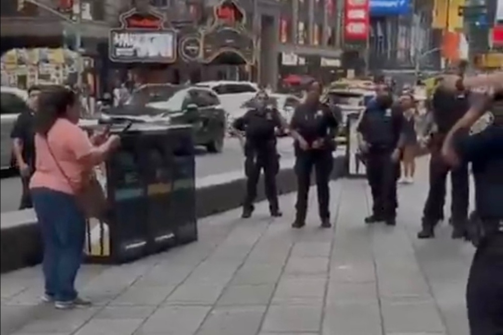 Image from: 纽约时报广场持刀攻击案  1死1伤嫌犯遭击毙