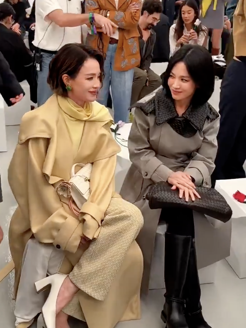 Image from: 宋慧乔舒淇并肩看时装秀 粉丝直呼“女神梦幻联动”