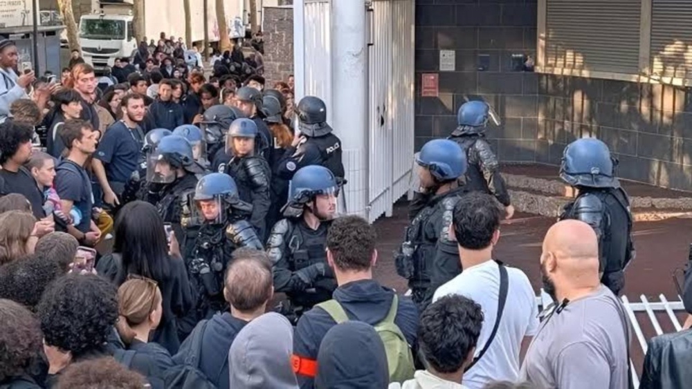 Image from: 学生抗议演变成暴力  法国约400所学校停课