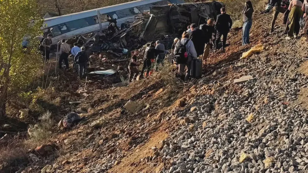Image from: 西班牙高铁追尾至少46死  2节车厢出轨坠坡