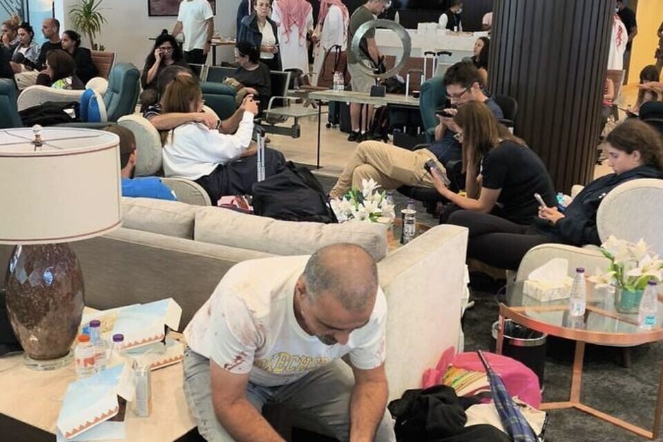 Image from: 【以航班劫机惊魂】飞机急速下坠  乘客：如过山车