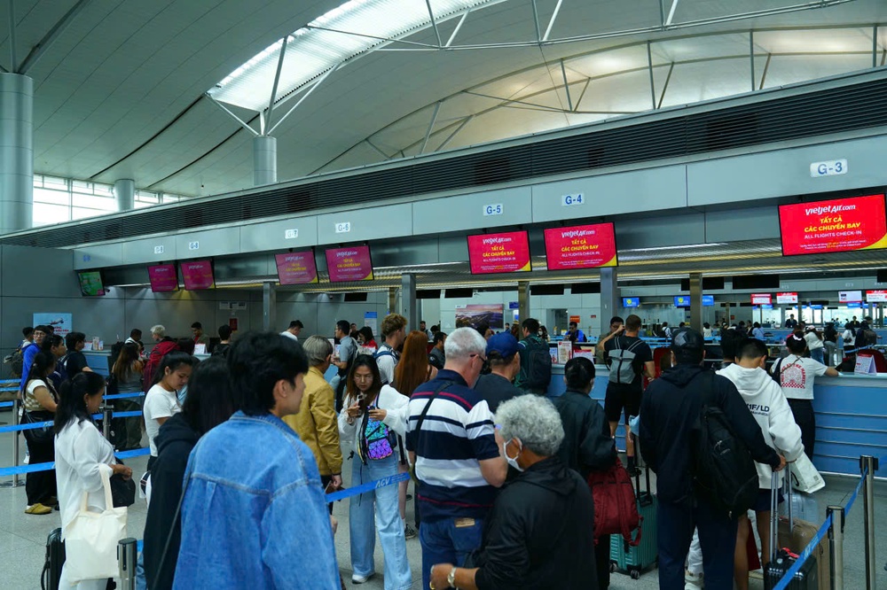 Passengers checking in for Vietjet flight from Ho Chi Minh City to Chiang Mai at Tan Son Nhat International Airport