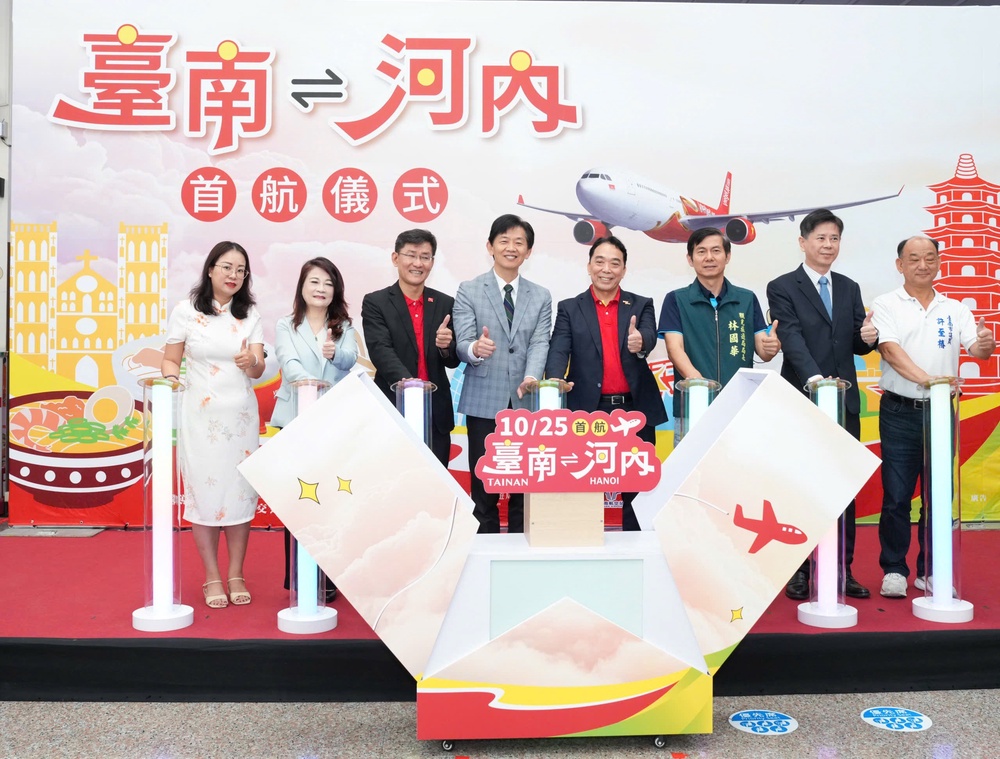 Vietjet and Tainan City representatives celebrate the launch of the Hanoi to Tainan route