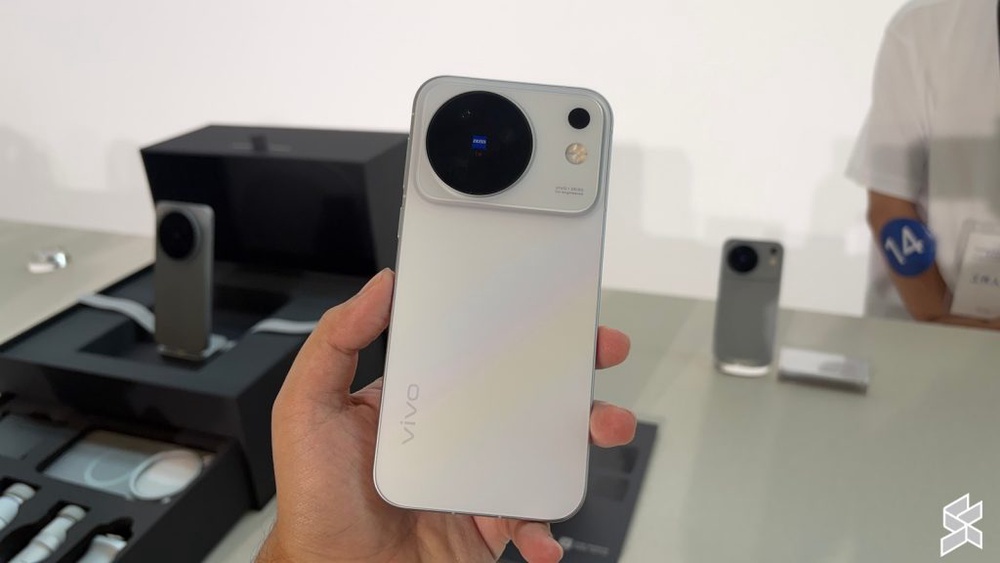 Image from: Siri Vivo X500 rasmi diumumkan, berkuasa Dimensity 9600 Pro, skrin 144Hz, telefoto ZEISS 200MP