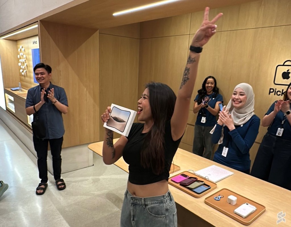 Image from: iPhone Duo kini rasmi di Malaysia, barisan di Apple Store TRX jauh lebih lengang