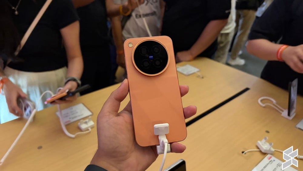 Image from: Siri Vivo X500 Malaysia: Kamera ZEISS 200MP, bateri 7,800mAh harga dari RM4,699