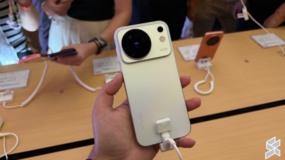 Image from: Siri Vivo X500 Malaysia: Kamera ZEISS 200MP, bateri 7,800mAh harga dari RM4,699