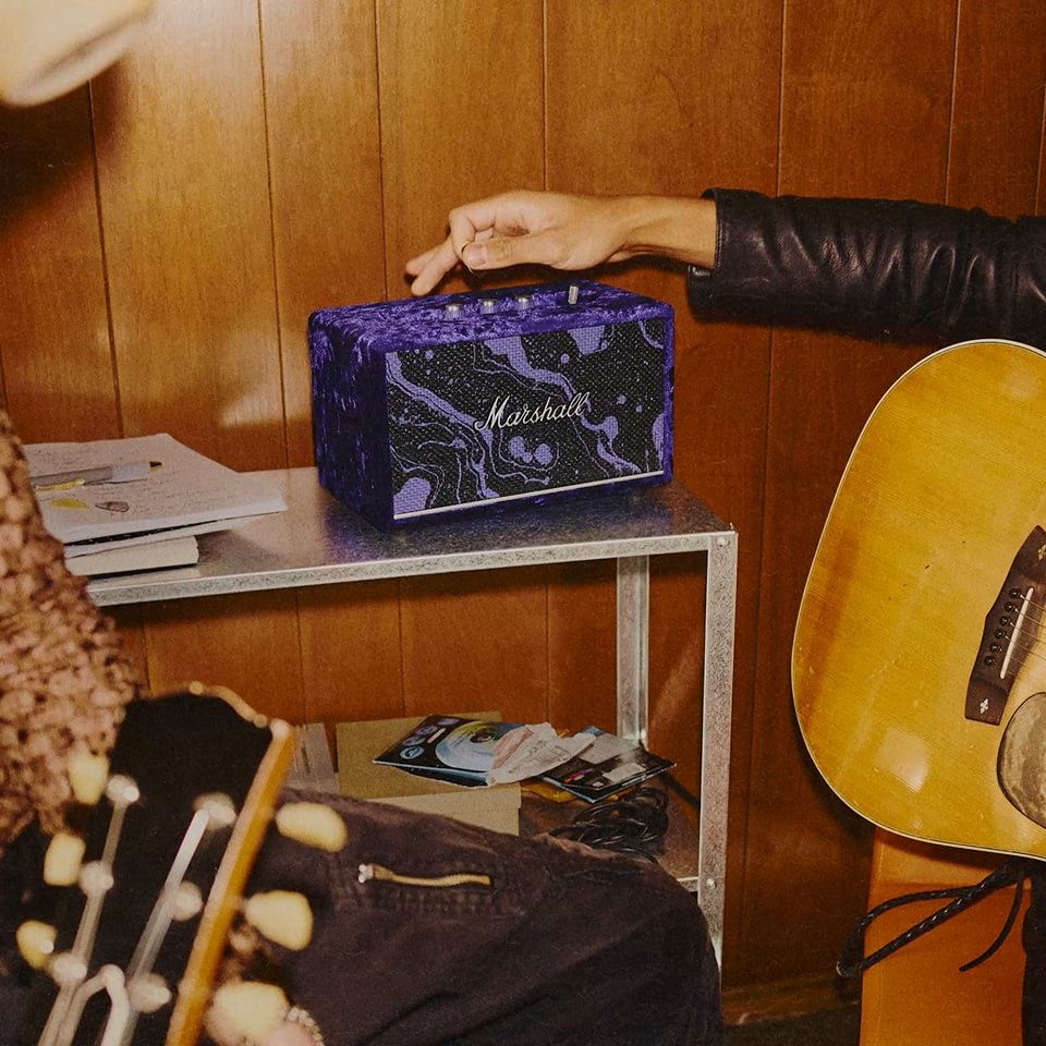 Image from: Legasi 60 tahun Marshall x Jimi Hendrix: Fon kepala Major V, pembesar suara Emberton lll & Action lll dengan corak kosmik