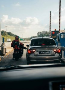 Image from: Tular Aksi Tendang Kereta Di Plaza Tol, Penunggang Motosikal Ditahan