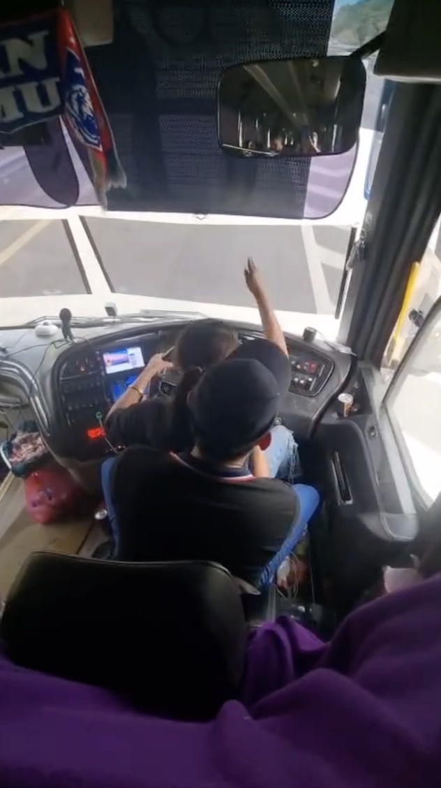 Image from: Aksi Riba Ketika Pandu Bas, Pasangan Dihukum Penjara Dan Denda RM10,000