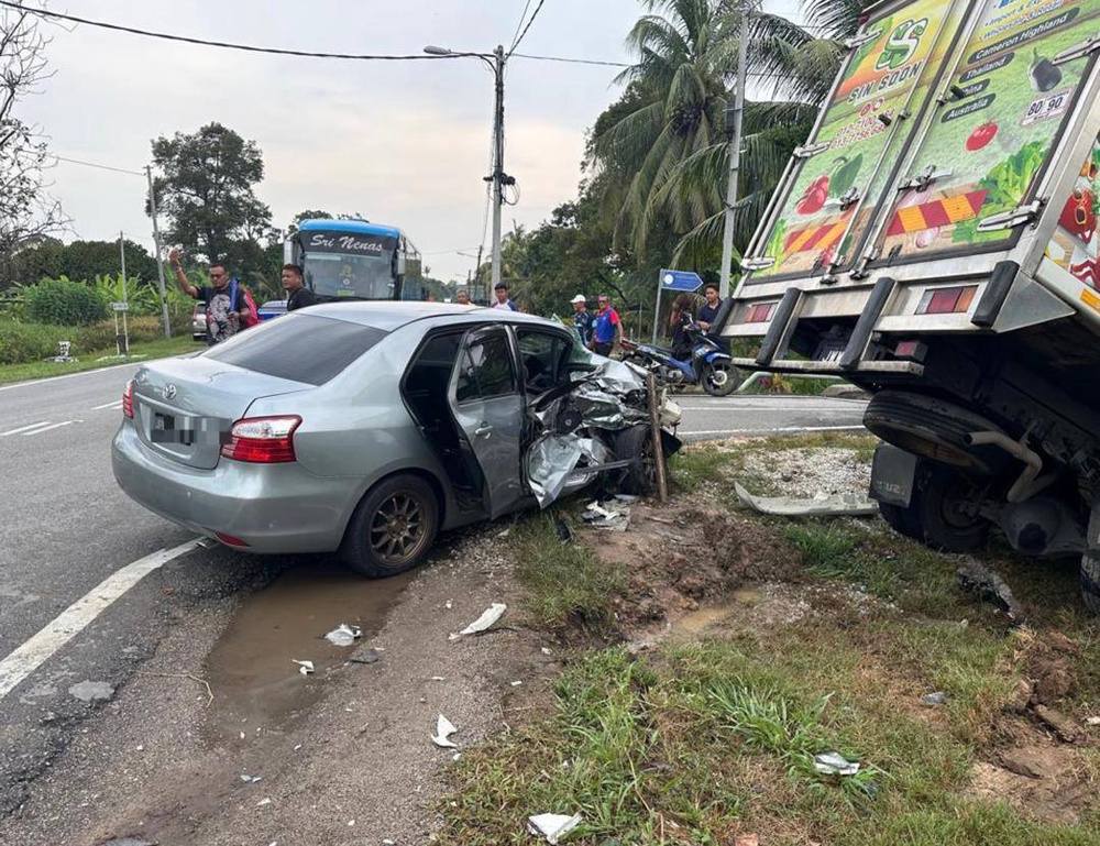 Image from: Keluar Simpang Sebelum Bertembung Lori, Guru Maut Selepas 5 Jam Bertarung Nyawa