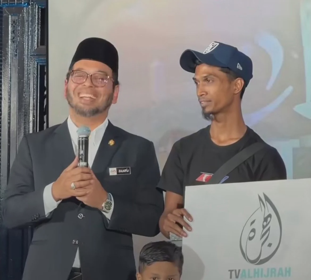 Image from: “Mak, Ini Tiket Umrah Untuk Mak…”- Abang Minyak Hitam Jalanan Syukur, Terharu Terima Tajaan