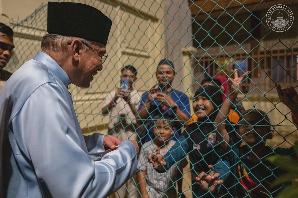 Image from: Keikhlasan Tambat Hati, Dua Beradik Tular Beri PM Anwar Duit Raya Terima iPad