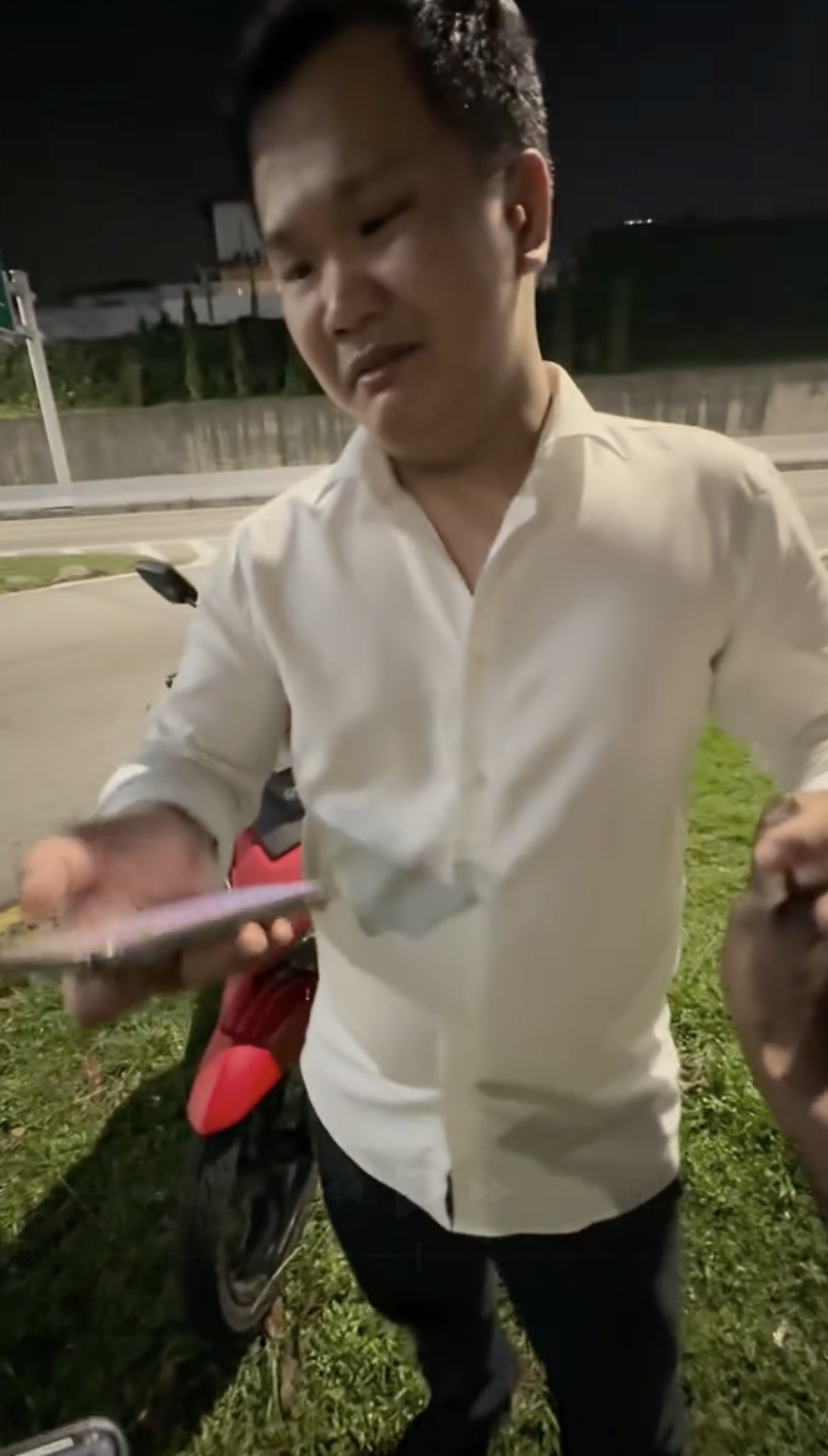Image from: “Mak, Ini Tiket Umrah Untuk Mak…”- Abang Minyak Hitam Jalanan Syukur, Terharu Terima Tajaan