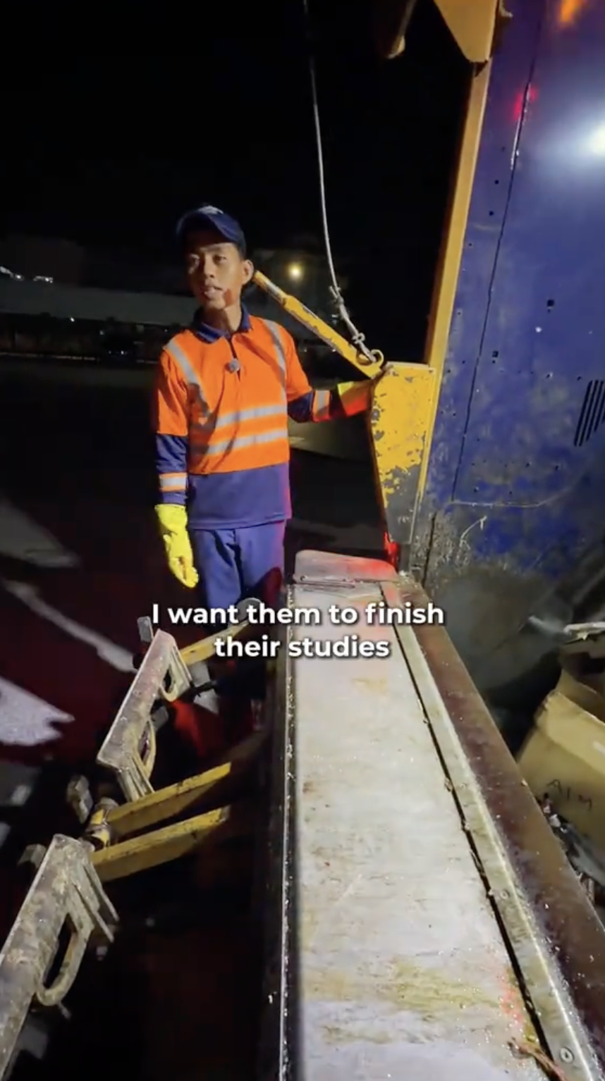 Image from: “Yang Penting Halal..”-Pemuda Tak Malu Kerja Kutip Sampah, Buat Dua Kerja Demi Sara Keluarga