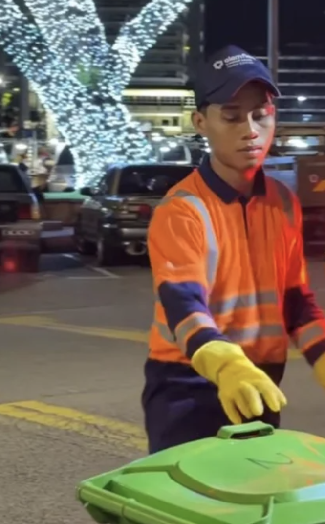 Image from: “Yang Penting Halal..”-Pemuda Tak Malu Kerja Kutip Sampah, Buat Dua Kerja Demi Sara Keluarga