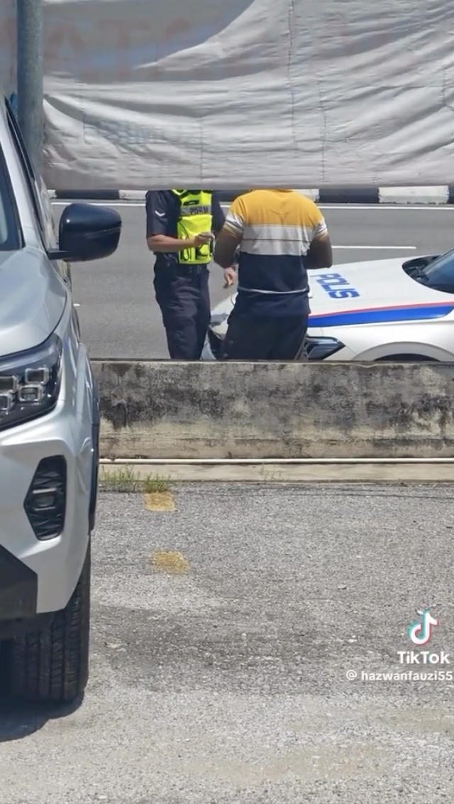Image from: Polis Siasat Video Tular Dakwaan Anggota Ambil ‘Duit Kopi’