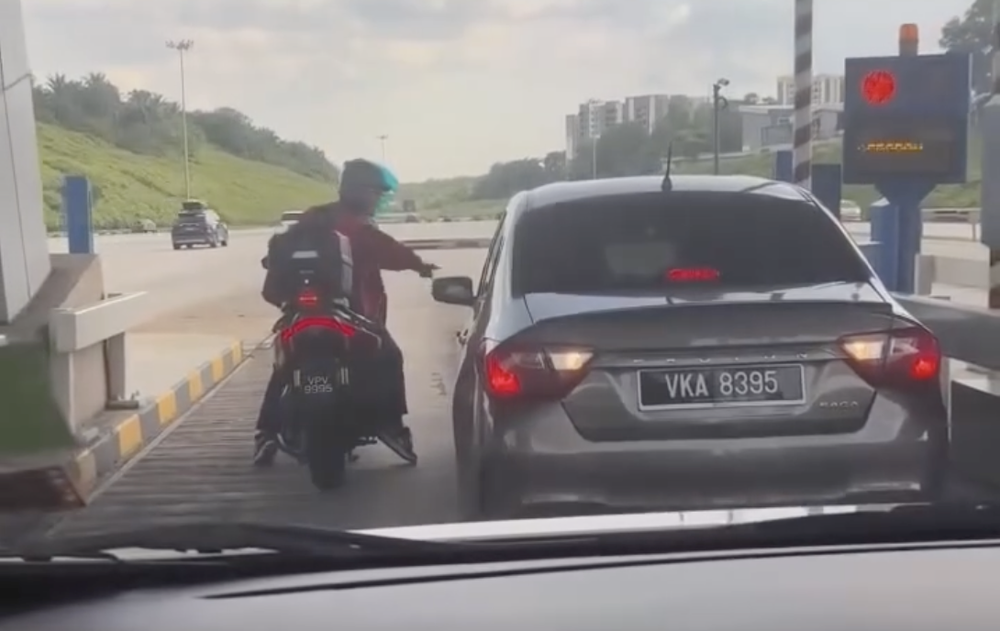 Image from: Tular Aksi Tendang Kereta Di Plaza Tol, Penunggang Motosikal Ditahan