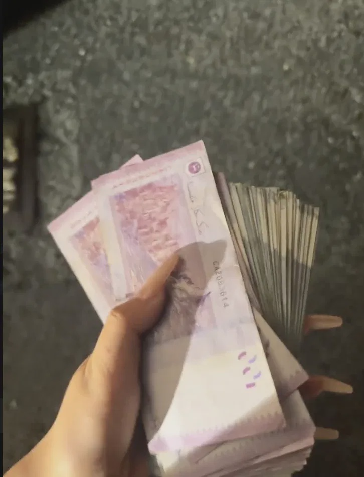 Image from: Wanita Cetus Drama Penerbangan Chongqing Datang Malaysia! Tayang Duit & Naik Limosin
