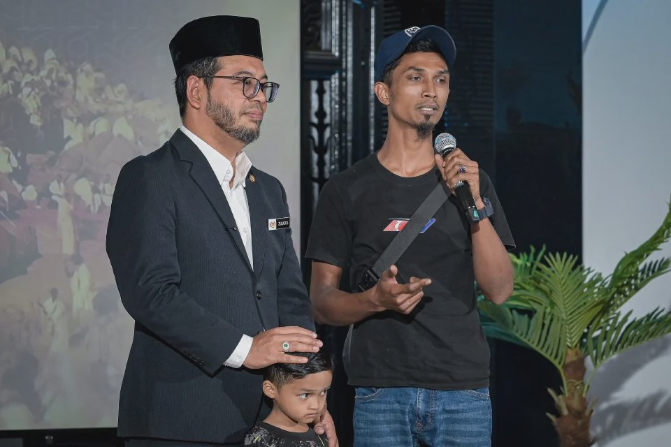 Image from: “Mak, Ini Tiket Umrah Untuk Mak…”- Abang Minyak Hitam Jalanan Syukur, Terharu Terima Tajaan