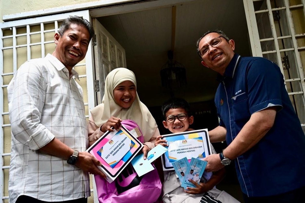 Image from: Keikhlasan Tambat Hati, Dua Beradik Tular Beri PM Anwar Duit Raya Terima iPad