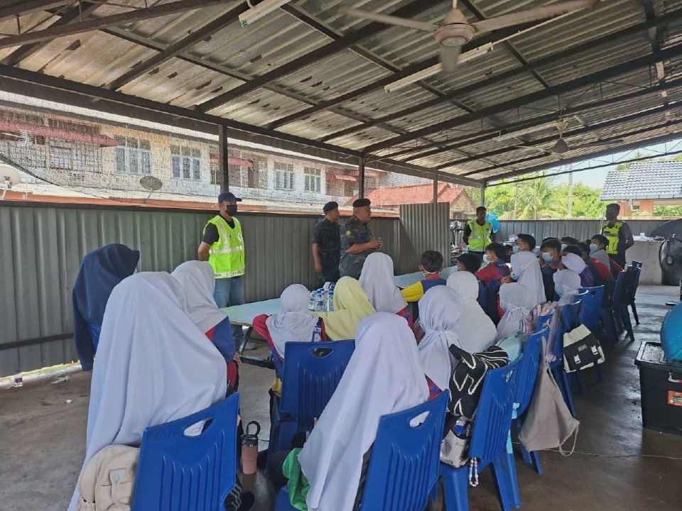 Image from: Rentas Sempadan Secara Haram, Pelajar Sekolah Berdepan Tindakan Mahkamah