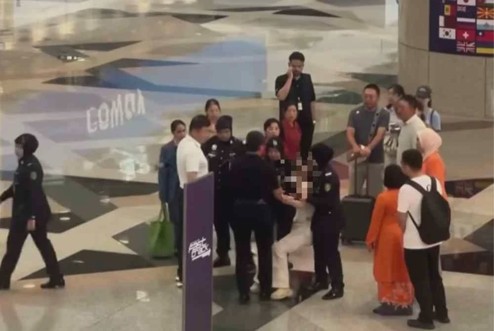 Image from: Bertindak Agresif! Tiada Duit Beli Tiket Punca Wanita Warga China Ceroboh Pintu Pelepasan KLIA