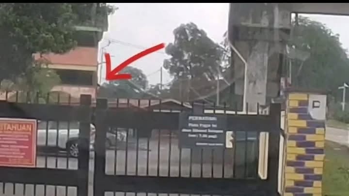Image from: Dipercayai Mahu Ambil Kasut Atas Bumbung, Murid Tahun 5 Jatuh Bangunan Sekolah