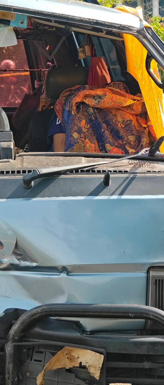 Image from: Ngeri! Remaja Putus Kepala, Van Ditembusi Tiang JKR Nahas Di Losong