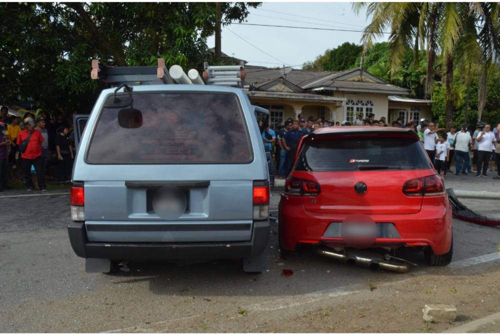 Image from: Ngeri! Remaja Putus Kepala, Van Ditembusi Tiang JKR Nahas Di Losong