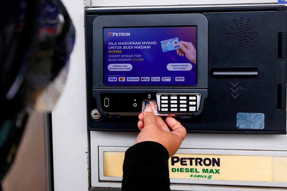 Image from: Pekerja Stesen Minyak Warga Asing Didenda RM10,000 , Guna MyKad Orang Lain Beli RON95