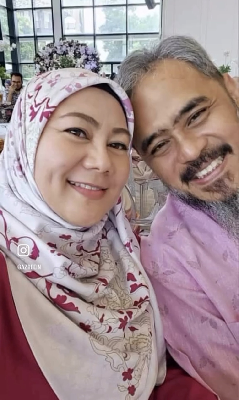 Image from: 780 Hari Rindu Tak Pernah Padam, Suami Setia Bawa Bunga Ziarah Kubur Isteri Setiap Hari