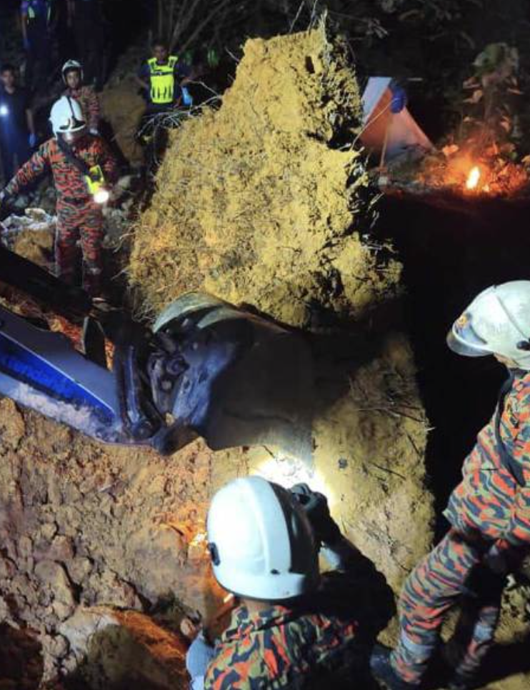 Image from: Tertimbus Runtuhan Tebing Sungai, Dua Lelaki Maut Melombong Emas Di Jeli