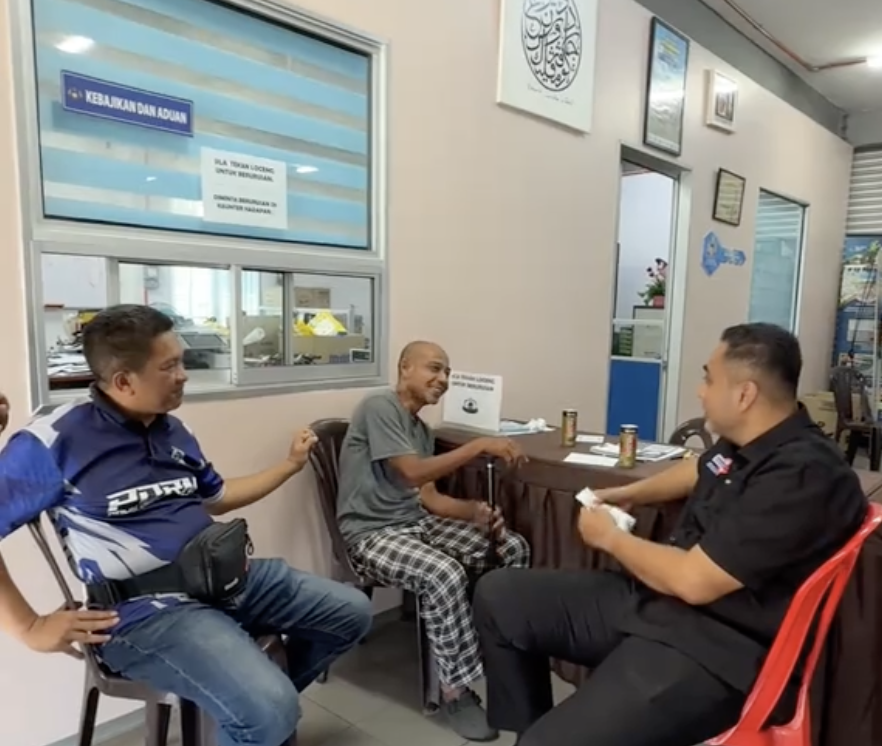 Image from: Menggigil Jumpa Duit Banyak, Lelaki OKU Minta Bantuan YB Duyong Serah Ke Pihak Polis