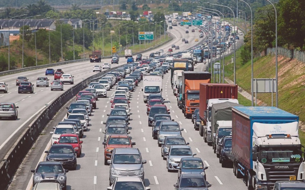 Image from: Lebuh Raya Bakal Sesak, PLUS Ramal 2.2 Juta Kenderaan Sehari Sempena Musim Cuti