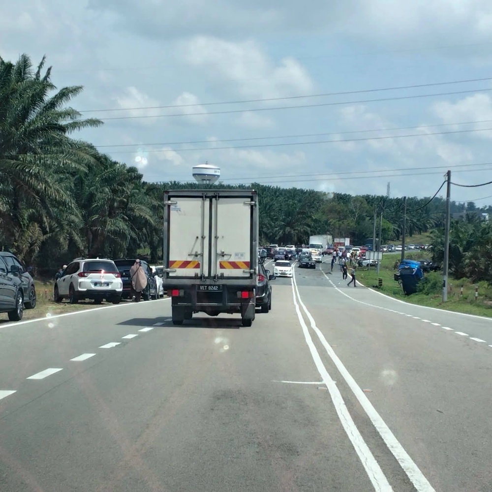 Image from: Dua Kereta Mewah Pandu Laju, Melulu Punca Nahas Simpang Renggam