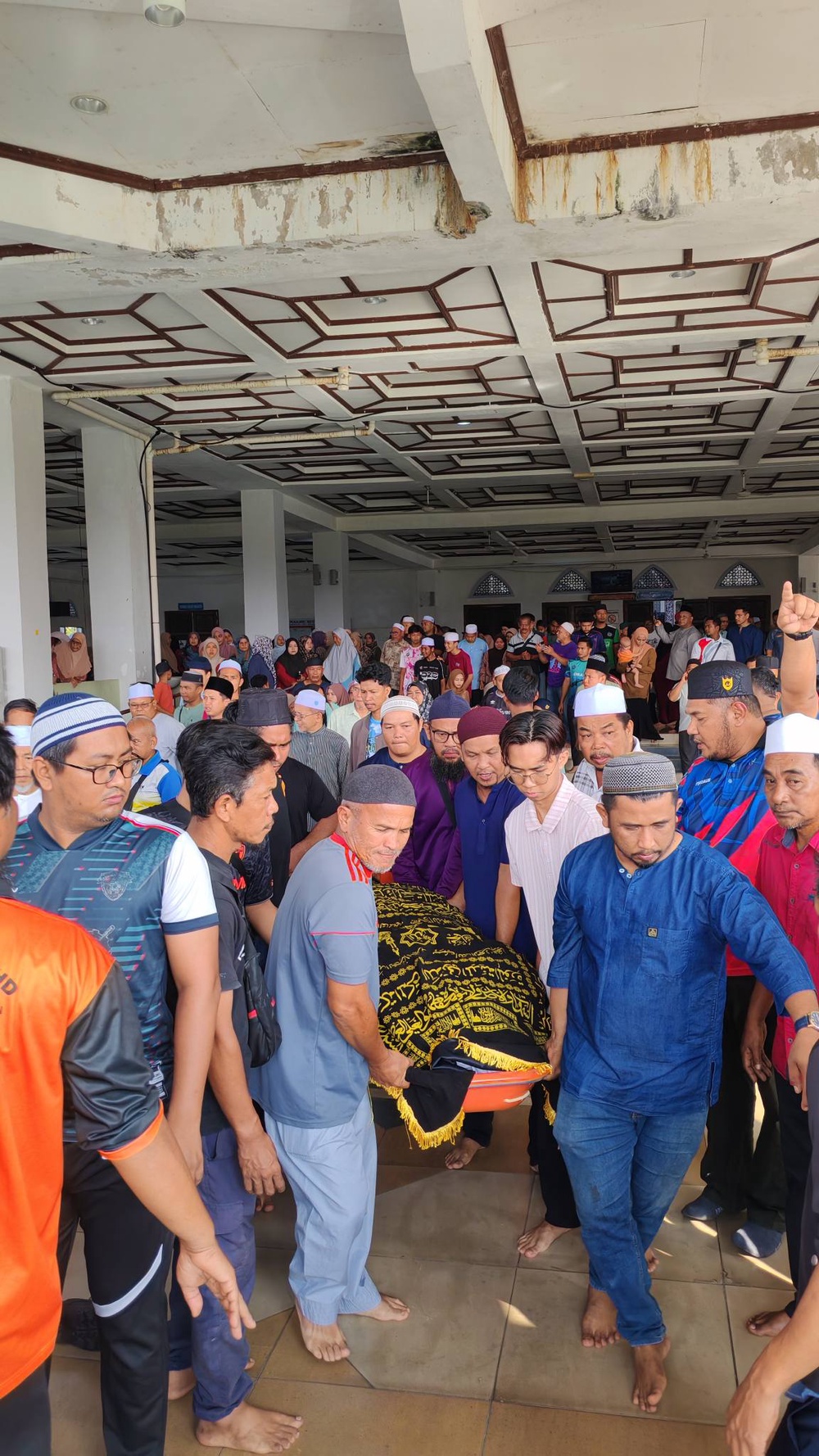 Image from: Nahas Simpang Renggam: Jenazah 4 Sekeluarga Selamat Dikebumikan