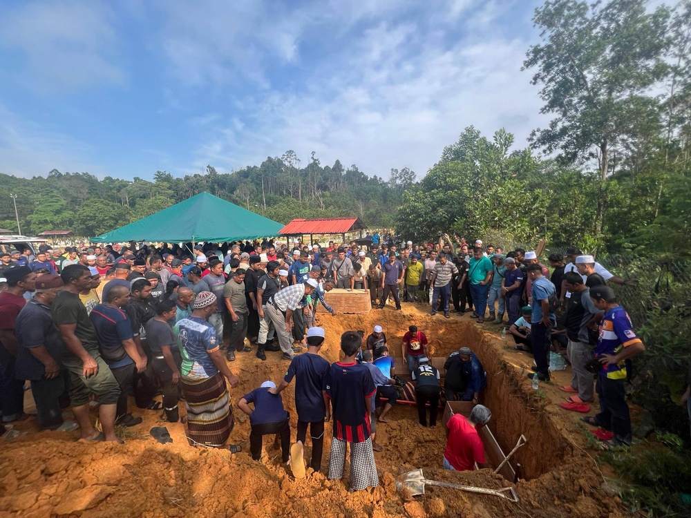 Image from: Nahas Simpang Renggam: Jenazah 4 Sekeluarga Selamat Dikebumikan