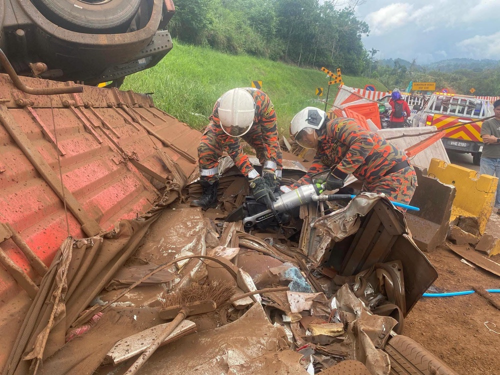 Image from: Bayi Antara 4 Yang Terkorban, Honda City Dihempap Treler Terbalik Di Lebuhraya Karak