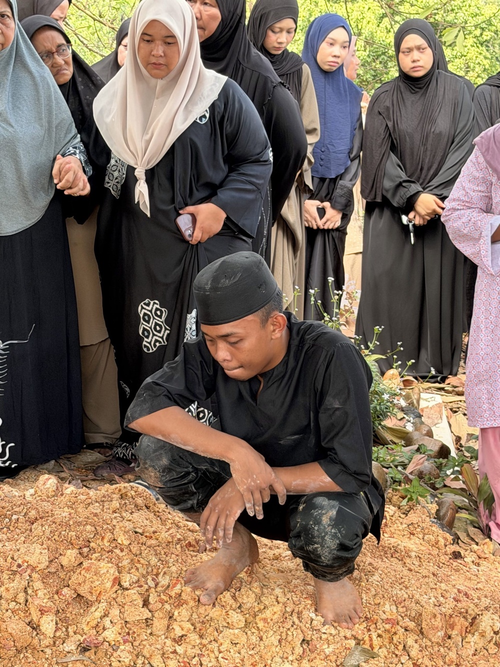 Image from: Tunang Imamkan Jenazah Dinie Hanis, Impian Naik Pelamin Bersama Tak Tercapai