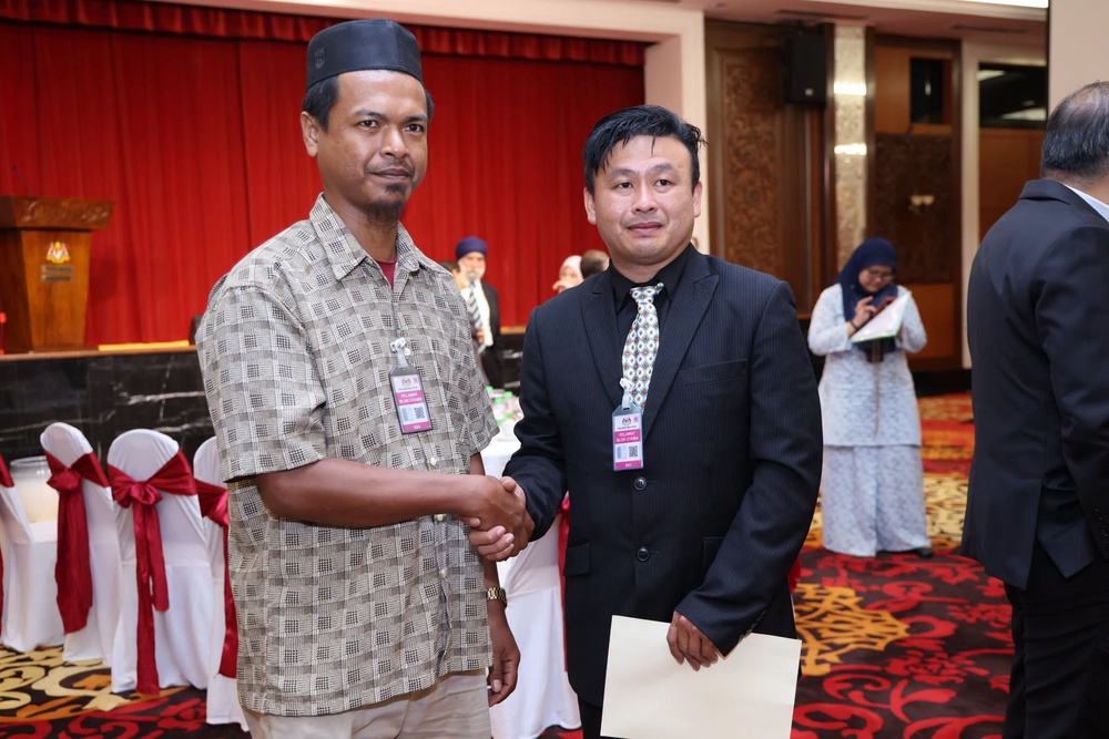 Image from: Selamatkan 21 Nyawa Penumpang Bas, Pemandu Lori Terima RM10,000 & Anugerah Khas