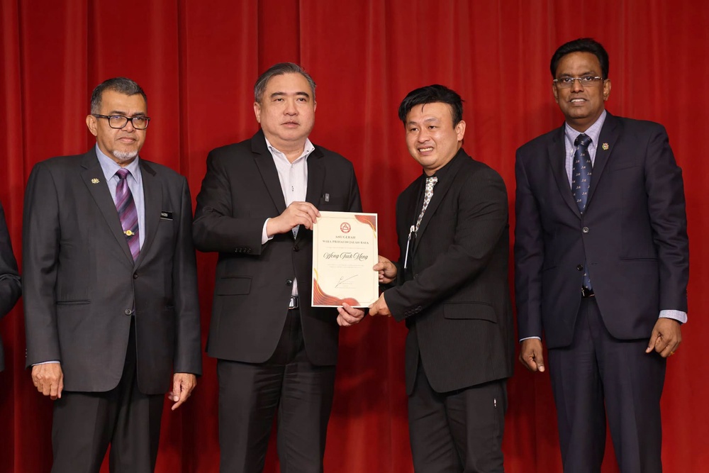 Image from: Selamatkan 21 Nyawa Penumpang Bas, Pemandu Lori Terima RM10,000 & Anugerah Khas