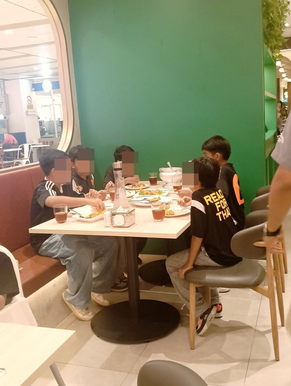 Image from: Niat Nak Belanja Bertukar Pembelajaran, Wanita Ajar Dicky Yau Erti Membantu Yang Sebenar