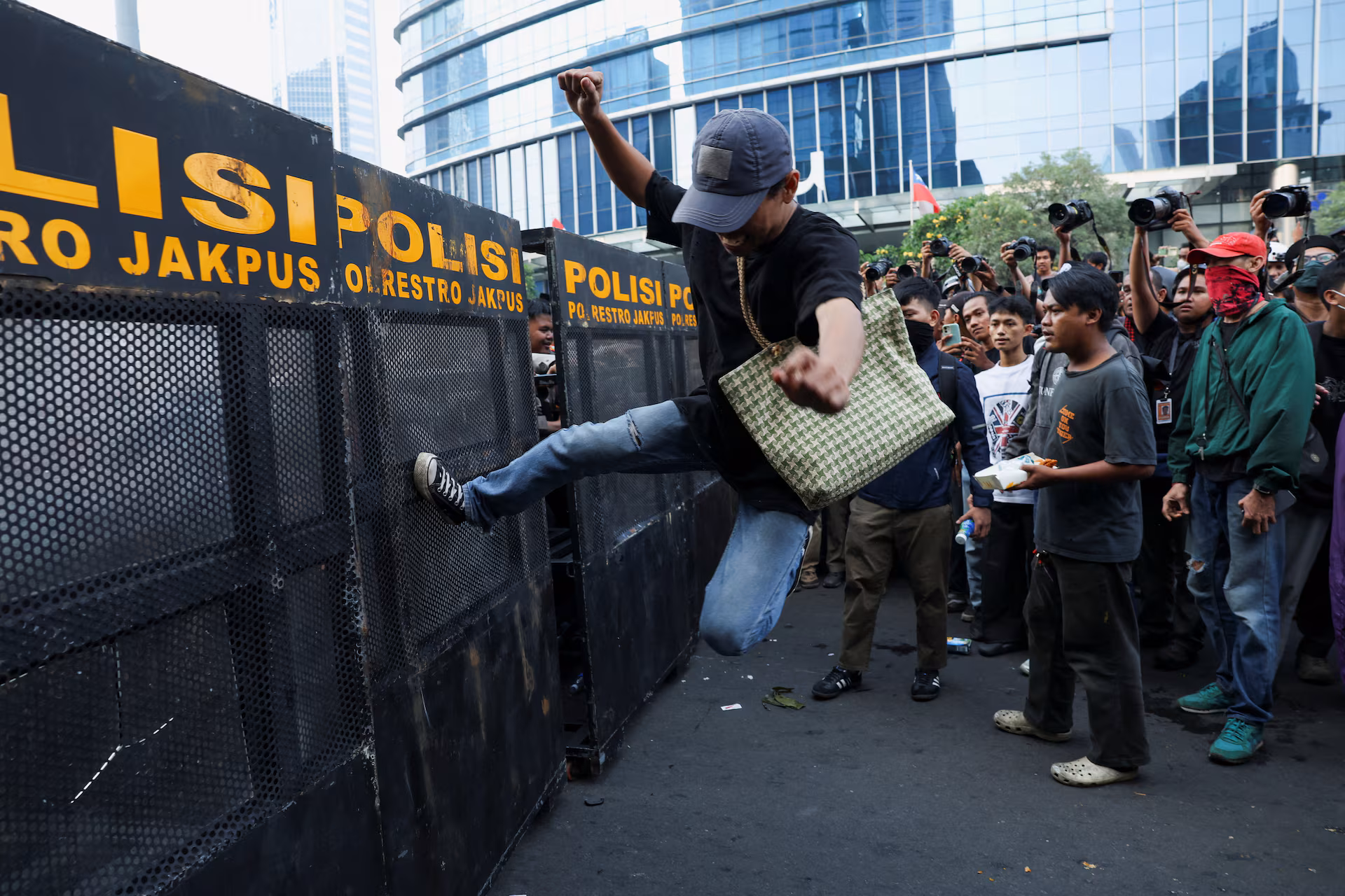 Image from: “Bawa Indonesia Ke Ambang Bankrap!”- Ribuan Pelajar Turun Demonstrasi, Protes Dasar Perbelanjaan Prabowo